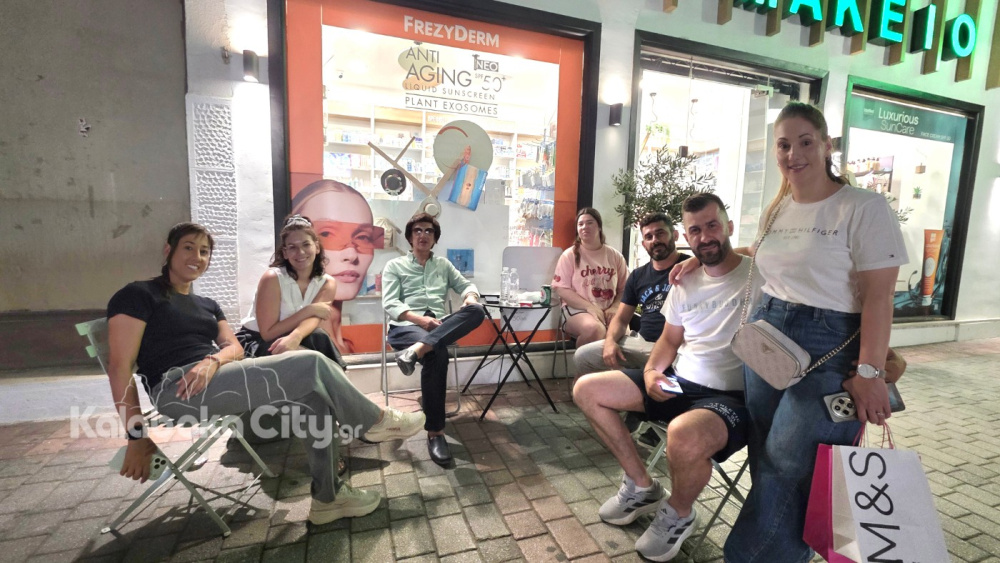 Η παρέα που τράβηξε τα βλέμματα στην οδό Τρικάλων – Ποιοι ήταν μαζί και τι… συζητήθηκε;