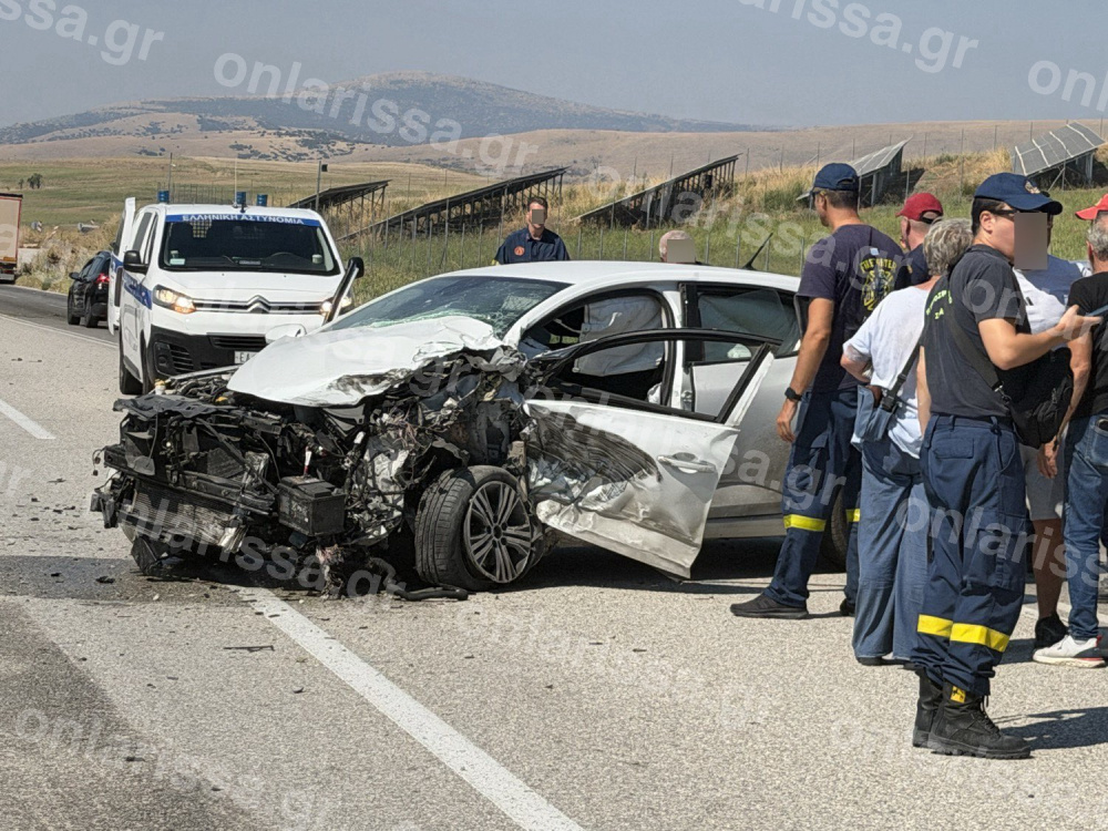 Φοβερό τροχαίο λίγο έξω από τη Λάρισα – Αυτοκίνητο συγκρούστηκε με φορτηγό