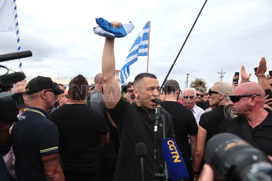 Αποφυλακίστηκε ο Ηλίας Κασιδιάρης: Υποστηρικτές του τον περίμεναν έξω από τη φυλακή